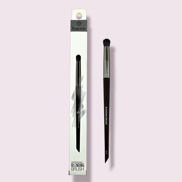 Профессиональная кисточка для нанесения и растушевки теней Bogenia Professional BLENDING BRUSH BG200 №012 15.5 x 0.7 см BG200.012 фото